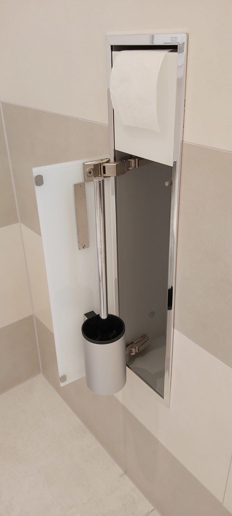 7 Gehobenes Bad in warmen Farben – Quadratbad