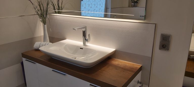 7 Gehobenes Bad in warmen Farben – Quadratbad